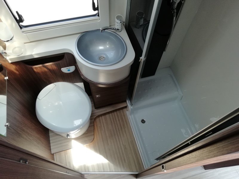 maxi bagno e doccia separata dei camper benimar