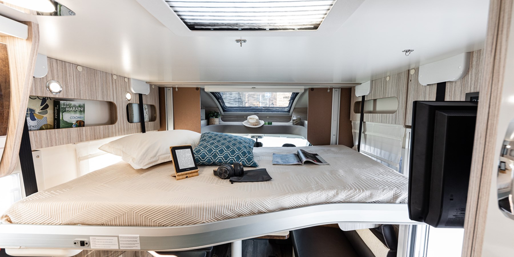 Elnagh-T-Loft-582-camper-letto-basculante_c1800x900